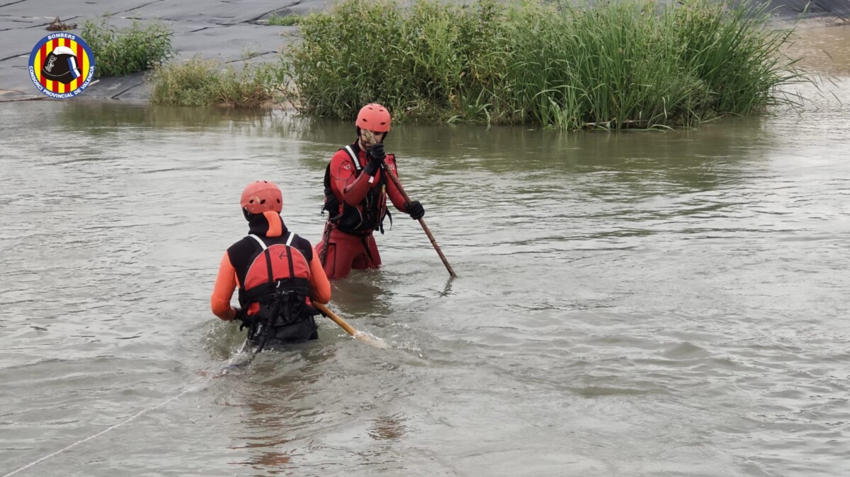Búsqueda del hombre desaparecido en la acequia de Tormos arrastrado por el agua
